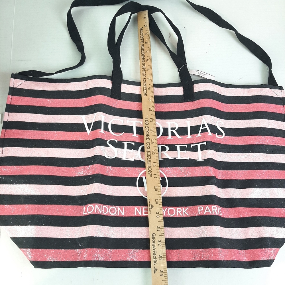 🛍NWT Victoria’s Secret Pink/Black Stripes Weekend Bag And Lot Of Gift Bags - Picture 4 of 8